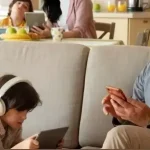 فناوری چگونه بر خانواده ها تأثیر مثبت و منفی گذاشته است؟